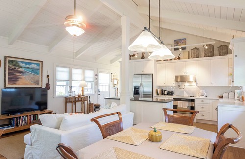 Kailua House | Sunshine Cottage just steps to Kailua beach