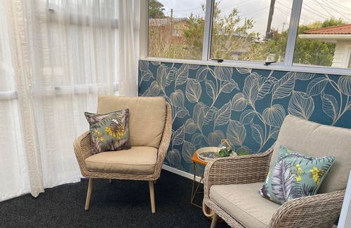 New Plymouth House | SUNSHINE COTTAGE - WESTOWN