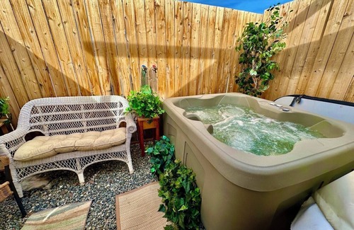 Monument RV Rental | “Sunshine” Glamping, Private Bath + Hot Tub