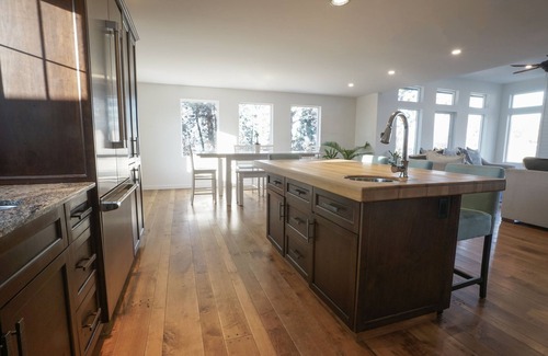 Southeast Kelowna House | Sunshine Hideaway surrounded by vineyards