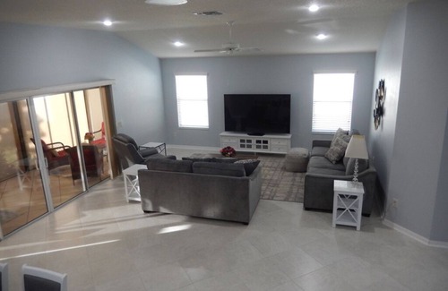 Dunedin House | Sunshine in The Villages Charming 2 bedroom with den, home in The Villages