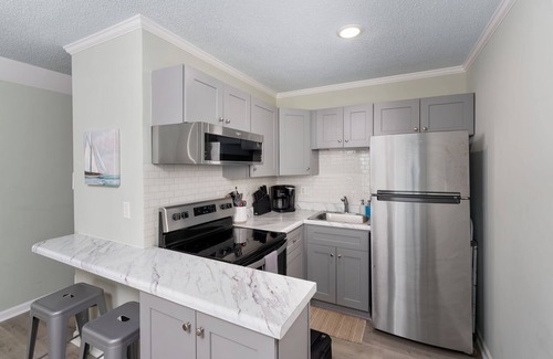 McCutcheon Field Condo | Sunshine Paradise: Oceanfront Retreat Awaits