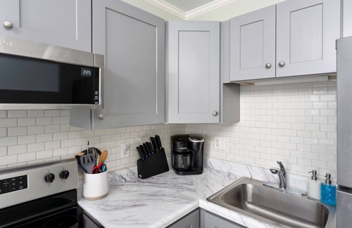 McCutcheon Field Condo | Sunshine Paradise: Oceanfront Retreat Awaits