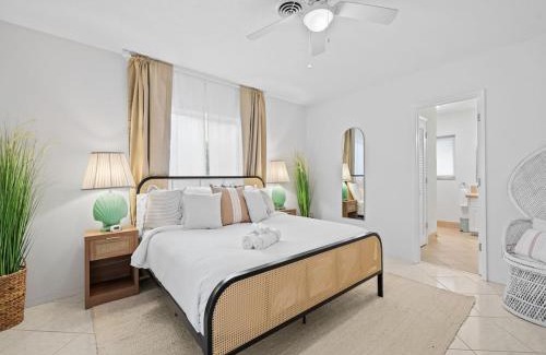Coral Ridge Isles House | Sunshine Retreat I Waterfront I Pool I Paddle Boards I Bikes