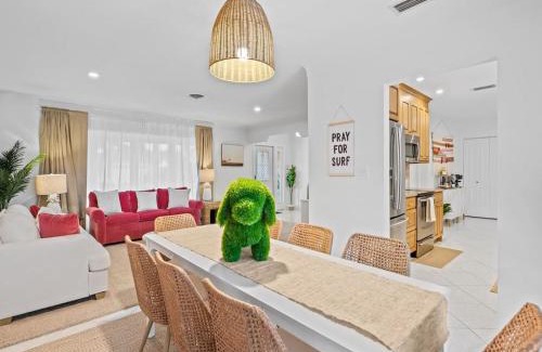 Coral Ridge Isles House | Sunshine Retreat I Waterfront I Pool I Paddle Boards I Bikes