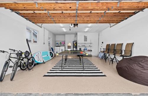 Coral Ridge Isles House | Sunshine Retreat I Waterfront I Pool I Paddle Boards I Bikes