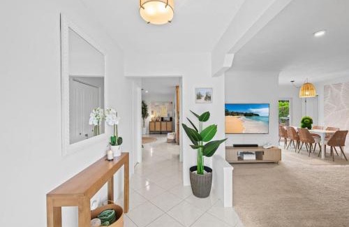 Coral Ridge Isles House | Sunshine Retreat I Waterfront I Pool I Paddle Boards I Bikes