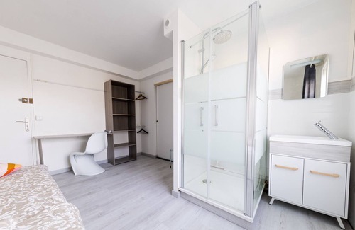 Reims Apartment | Sunshine's room with shower