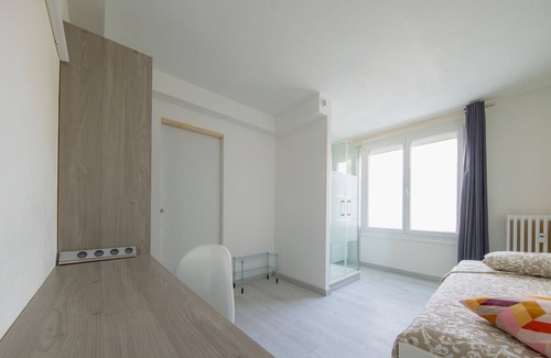 Reims Apartment | Sunshine's room with shower