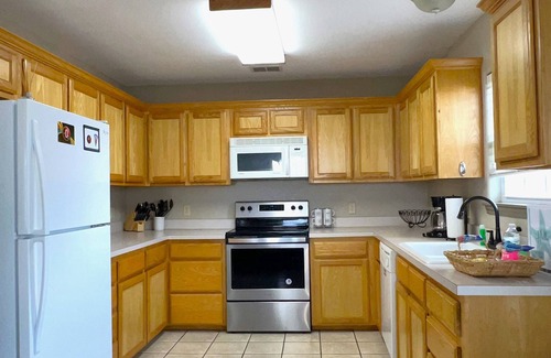 Port Aransas House | Sunshine Shack - 2 bedroom, In-Town, Dog Friendly, Near the Beach!