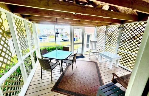 Surf City House | Sunshine Trio - Cute 2BR Cottage! Dog Friendly & Easy Beach Access
