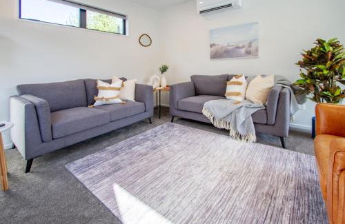 Saint Albans Apartment | Sunsoaked & Stylish 3 Bed, 1.5 Bath Home w Garage