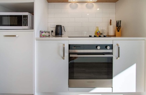 Saint Albans House | Sunsoaked Stylish 3 Bed 1.5 Bath Home w Garage