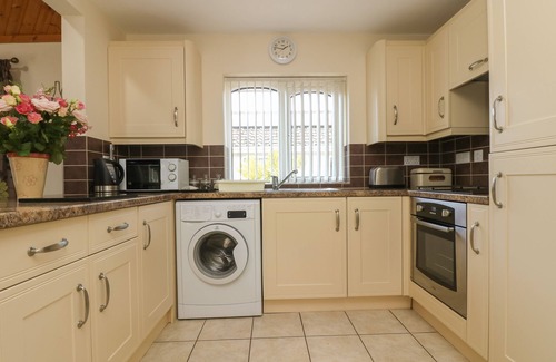 Sticker House | SUNTRAP HIDEAWAY, pet friendly, with open fire in St. Austell