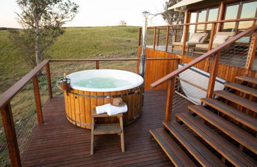 Capertee Villa | Sunvale Stunning Luxury Lodge with Woodfire Heated Spa and Large Deck