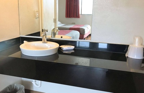 Broadmoor Hotel | Super 6 Inn & Suites Baton Rouge