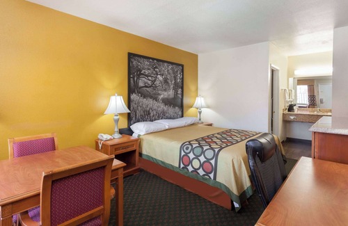 Pumpkin Center Hotel | Super 8 by Wyndham Bakersfield South CA