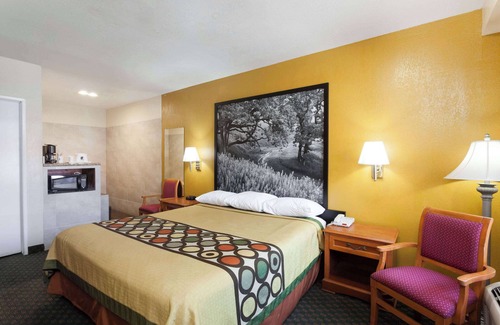 Pumpkin Center Hotel | Super 8 by Wyndham Bakersfield South CA