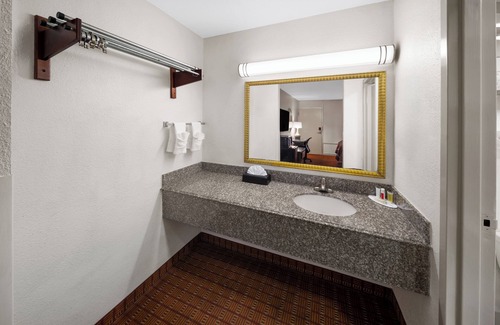 Baton Rouge Hotel | Super 8 by Wyndham Baton Rouge/I-10