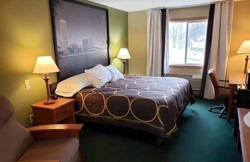 Berlin Hotel | Super 8 by Wyndham Berlin WI