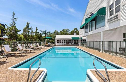Branson Theater District Hotel | Super 8 by Wyndham Branson - Shepherd of the Hills Exwy