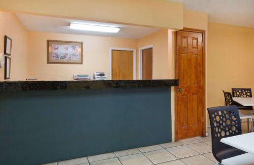 Chipley Hotel | Super 8 by Wyndham Chipley