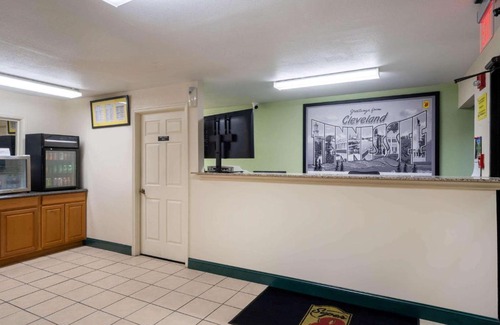 Cleveland Hotel | Super 8 by Wyndham Cleveland