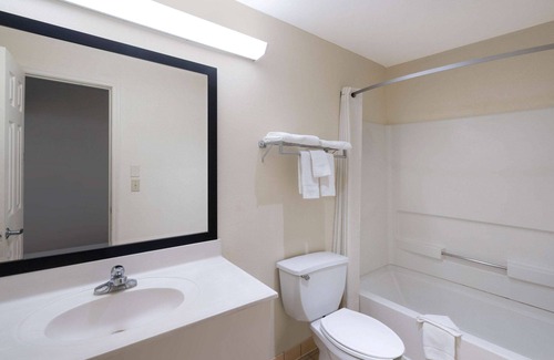 Cleveland Hotel | Super 8 by Wyndham Cleveland