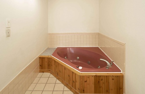 Cleveland Hotel | Super 8 by Wyndham Cleveland
