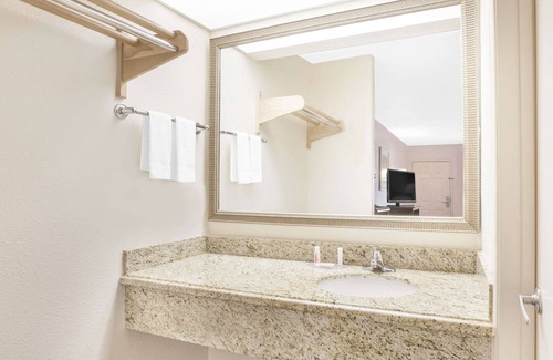 Central City Hotel | Super 8 by Wyndham Corpus Christi