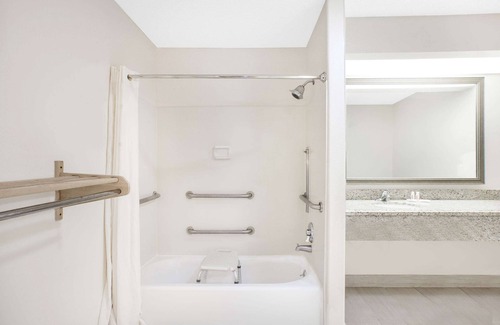 Central City Hotel | Super 8 by Wyndham Corpus Christi