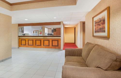Defiance Hotel | Super 8 by Wyndham Defiance