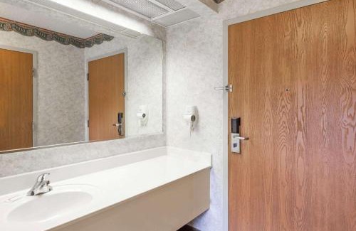 Erwin Hotel | Super 8 by Wyndham Erwin, I-26 Exit 37