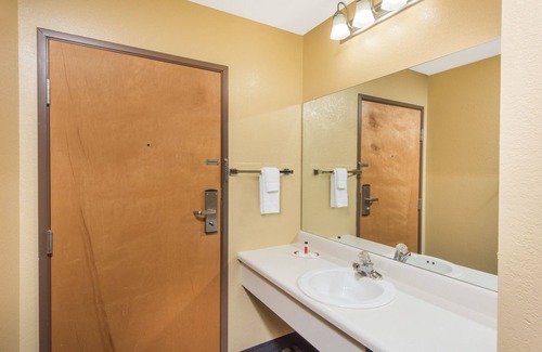 Farmington Hotel | Super 8 by Wyndham Farmington