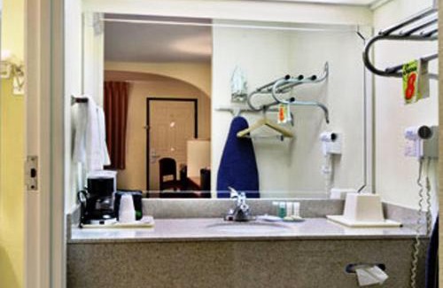 South Arlington Hotel | Super 8 by Wyndham Grand Prairie Southwest