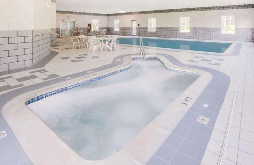 Grayling Hotel | Super 8 by Wyndham Grayling