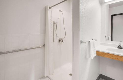 Grayling Hotel | Super 8 by Wyndham Grayling