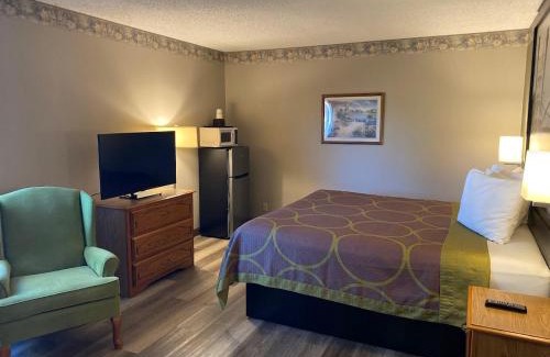 Ashwaubenon Hotel | Super 8 by Wyndham Green Bay Near Stadium