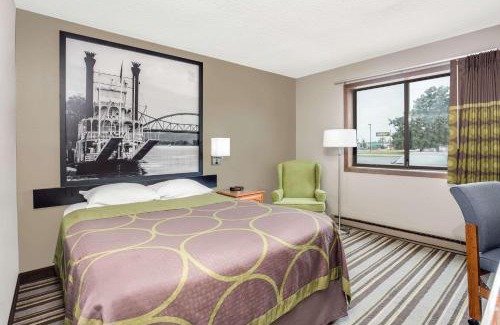 Ashwaubenon Hotel | Super 8 by Wyndham Green Bay Near Stadium