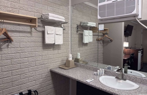 Guelph Hotel | Super 8 by Wyndham Guelph