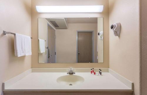 Hamilton Hotel | Super 8 by Wyndham Hamilton