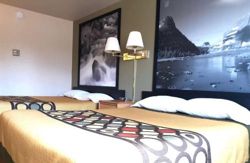 Hamilton Hotel | Super 8 by Wyndham Hamilton