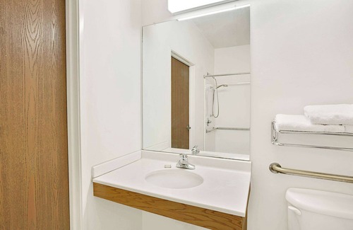 Hampshire Hotel | Super 8 by Wyndham Hampshire IL