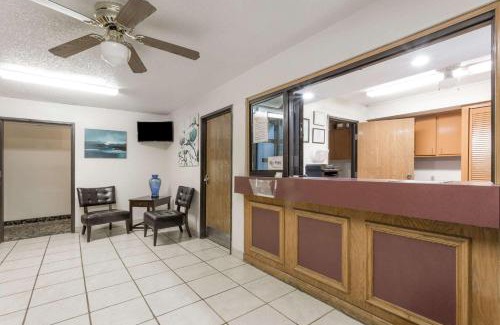 Downtown Hotel | Super 8 by Wyndham Hampton