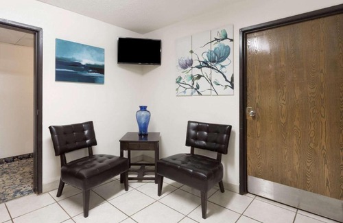Downtown Hotel | Super 8 by Wyndham Hampton