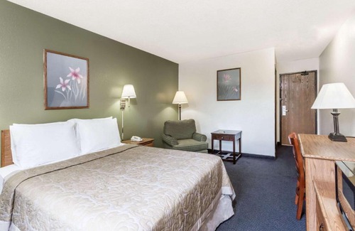 Downtown Hotel | Super 8 by Wyndham Hampton