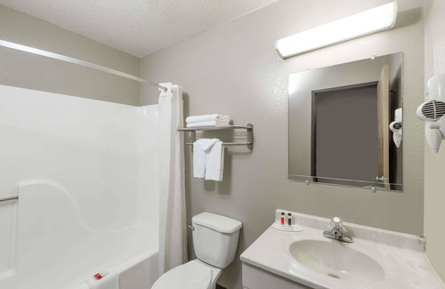 Hays Hotel | Super 8 by Wyndham Hays KS