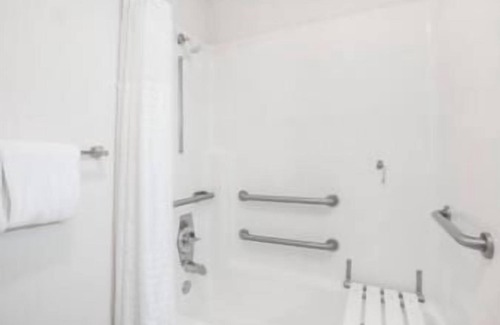 Hayward Hotel | Super 8 by Wyndham Hayward Downtown