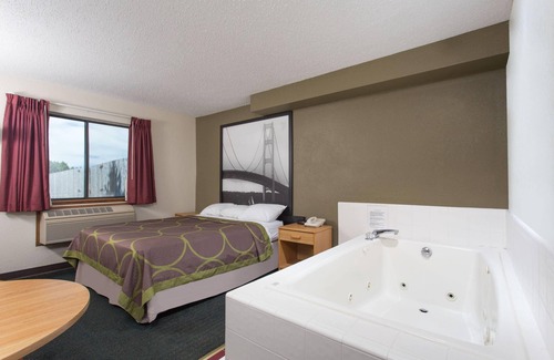 Houghton Lake Hotel | Super 8 by Wyndham Houghton Lake