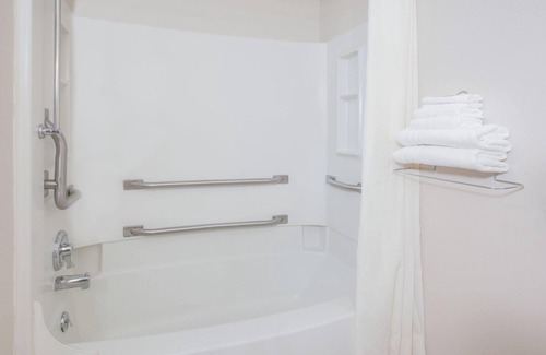 Houghton Lake Hotel | Super 8 by Wyndham Houghton Lake